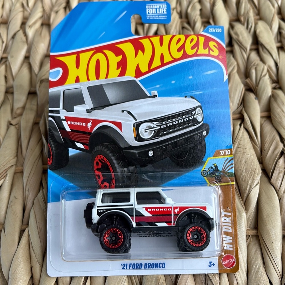 21 Ford Bronco Sport Truck Hot Wheels
White 2021 SUV Hotwheels Vehicle New 2026